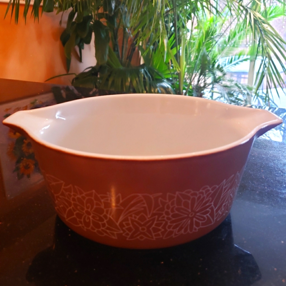 PYREX Vtg. Woodland 1970 2.5 L casserole dish.